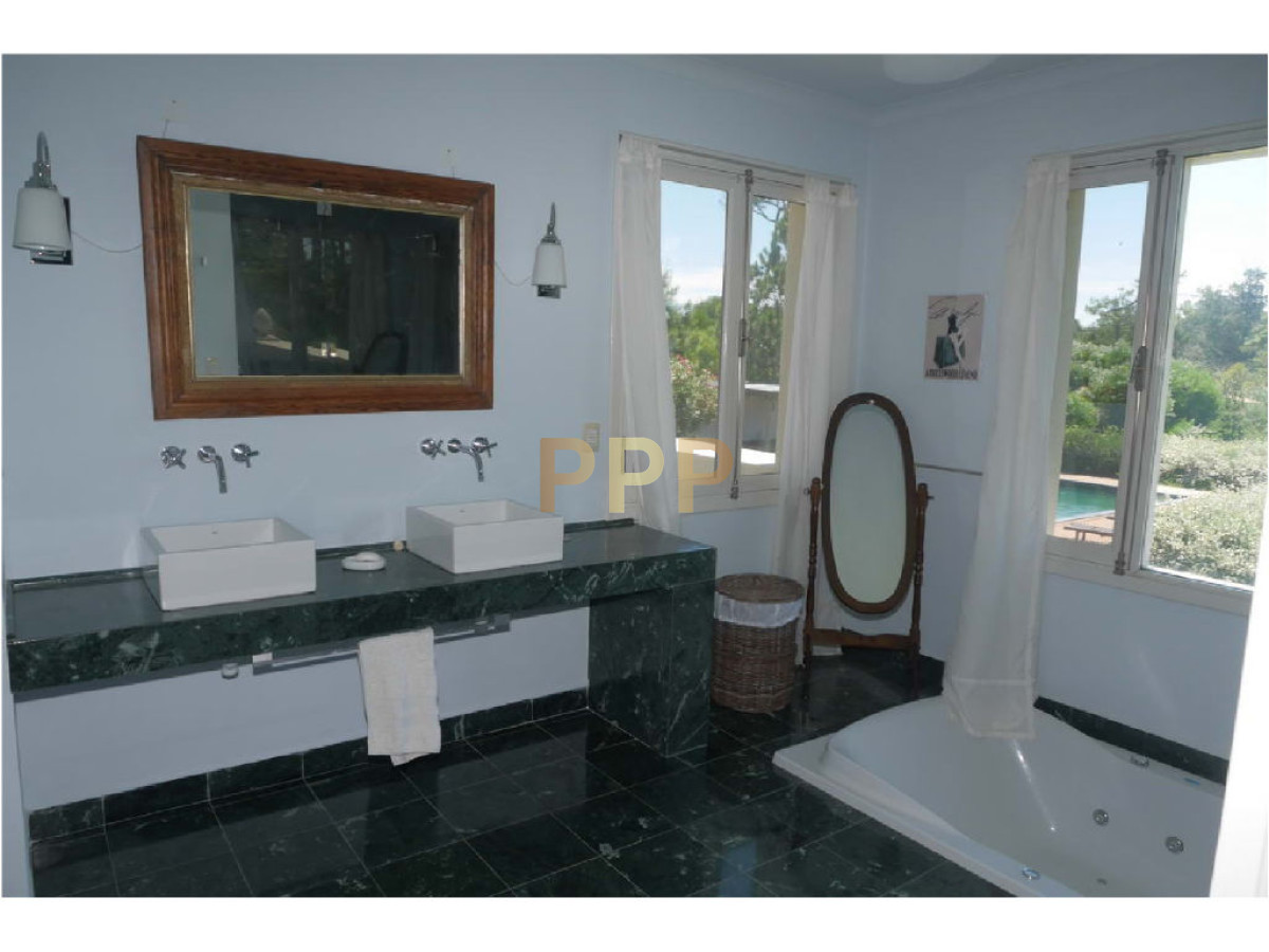 Casa ID.1714 - Vendo Espectacular casa frente al mar en Punta del Este.