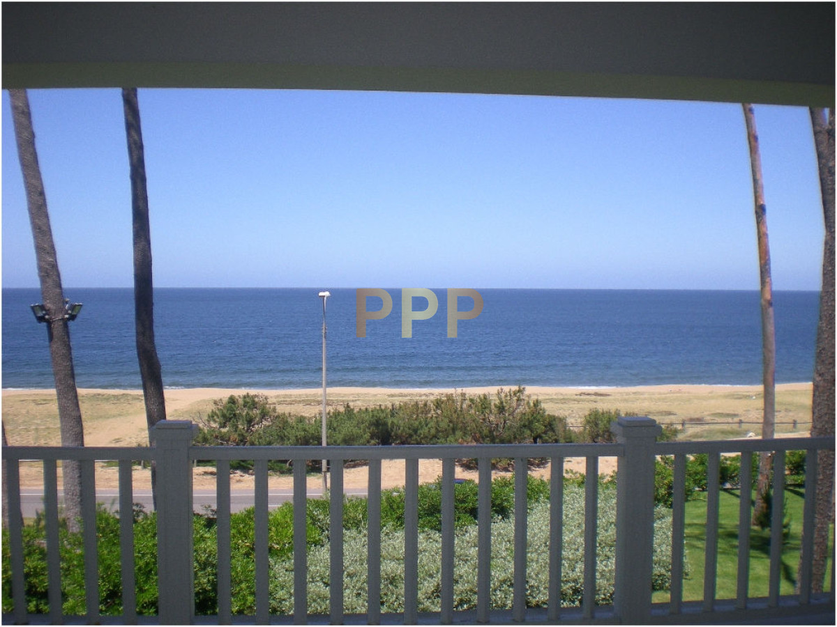 Casa ID.1714 - Vendo Espectacular casa frente al mar en Punta del Este.