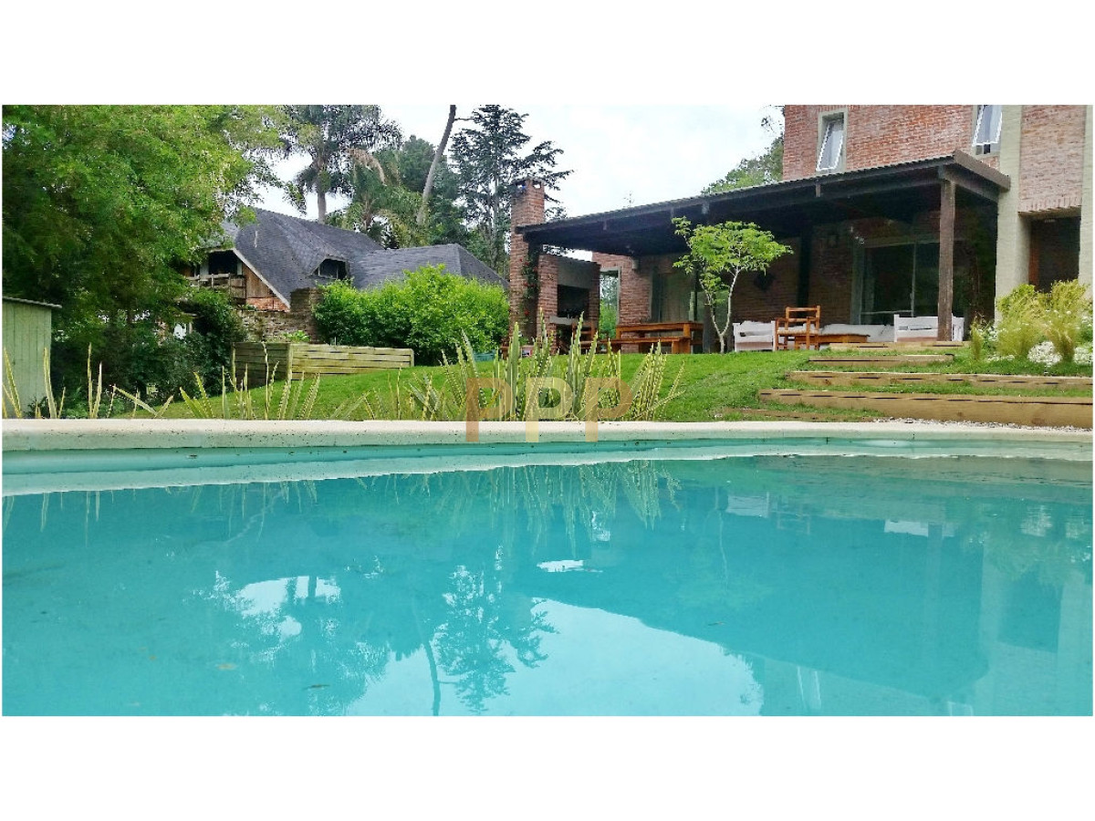 Casa ID.1741 - En  venta casa 4 dormitorios, con piscina en Pinares, Punta del Este