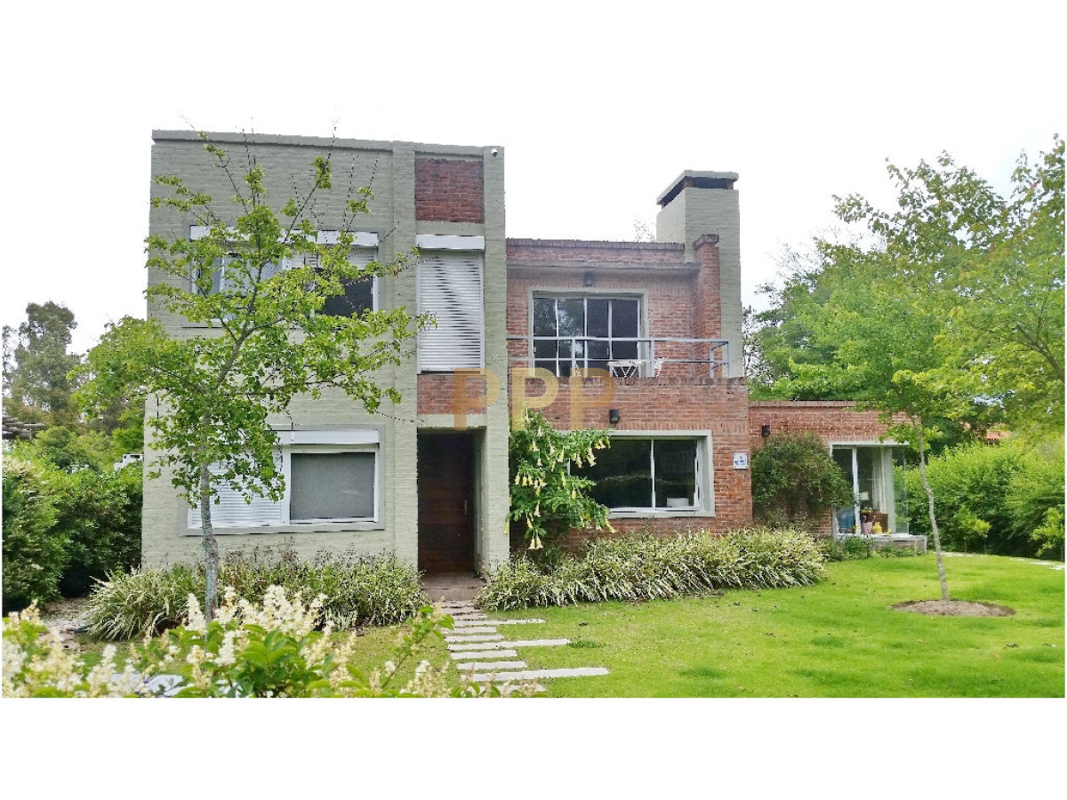 Casa ID.1741 - En  venta casa 4 dormitorios, con piscina en Pinares, Punta del Este