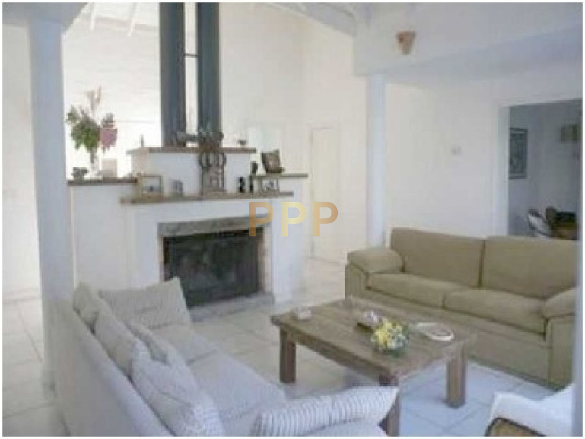 Casa ID.1573 - Casa en venta. Ambientes amplios, a metros del mar. Punta del Este.