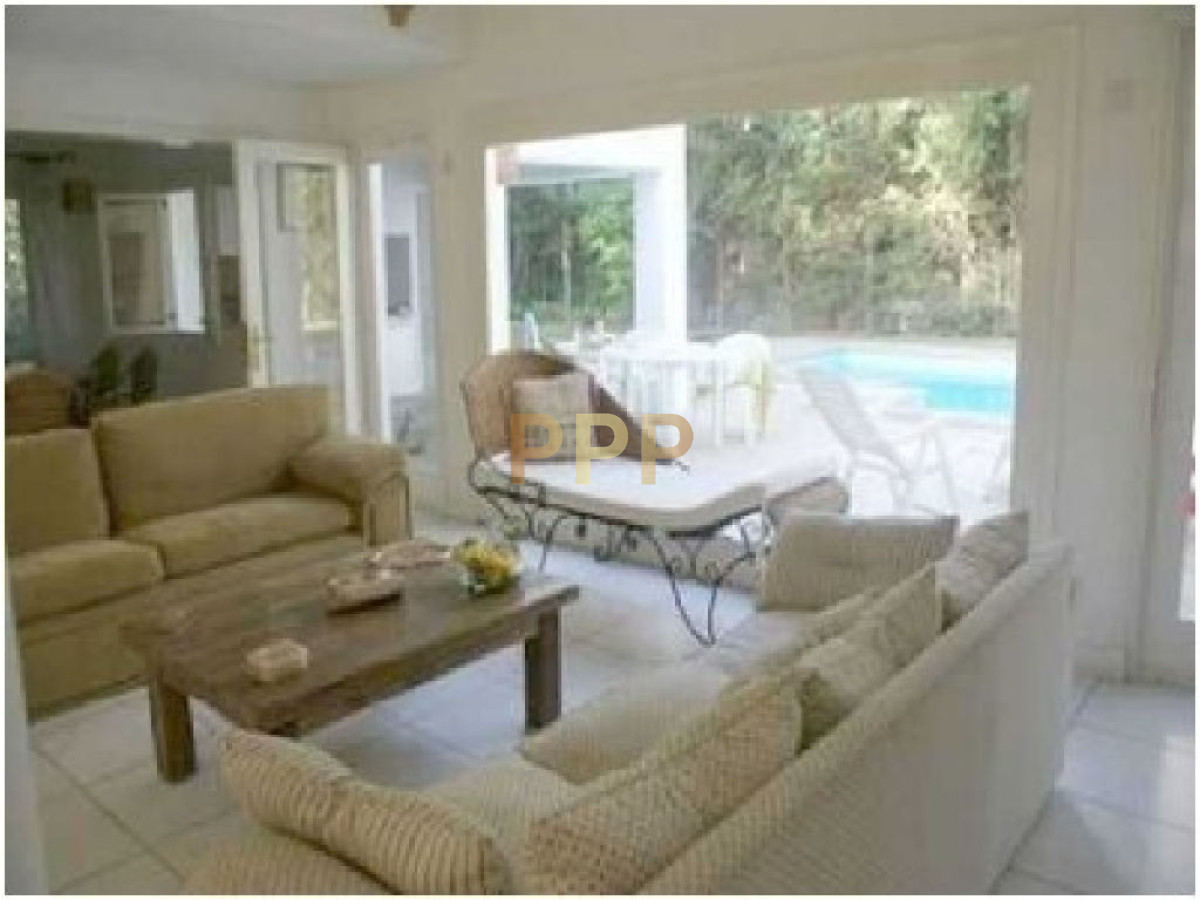 Casa ID.1573 - Casa en venta. Ambientes amplios, a metros del mar. Punta del Este.