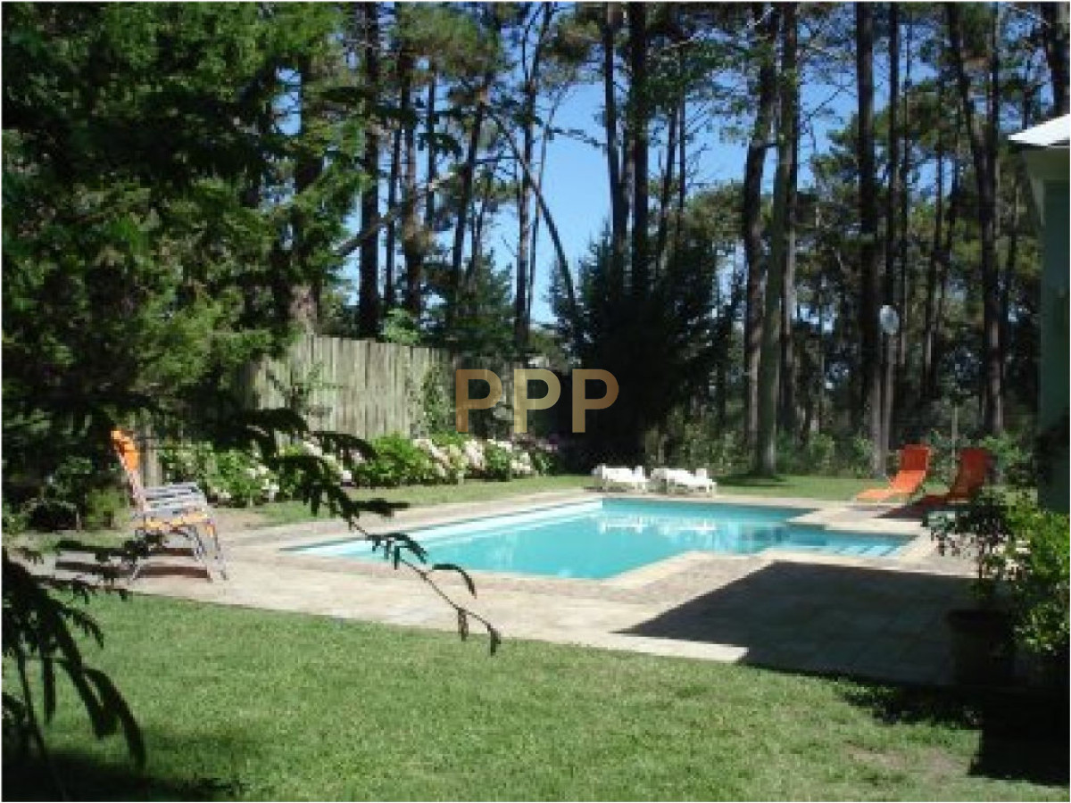Casa ID.1573 - Casa en venta. Ambientes amplios, a metros del mar. Punta del Este.