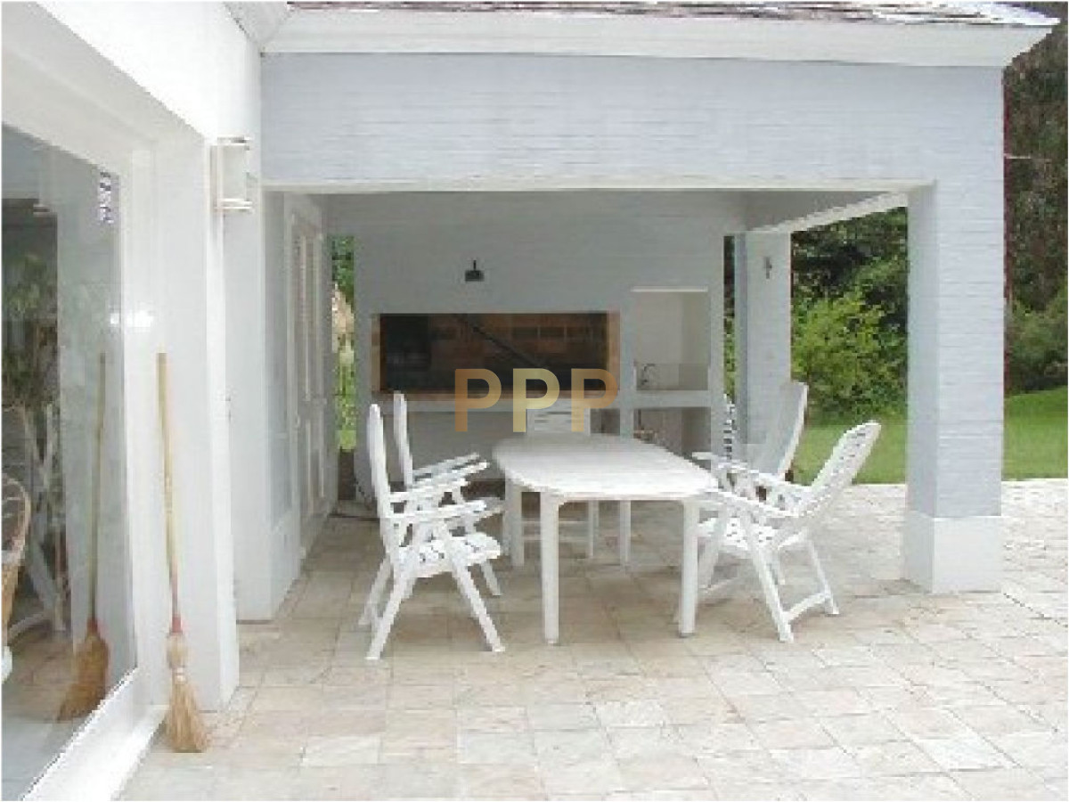 Casa ID.1573 - Casa en venta. Ambientes amplios, a metros del mar. Punta del Este.
