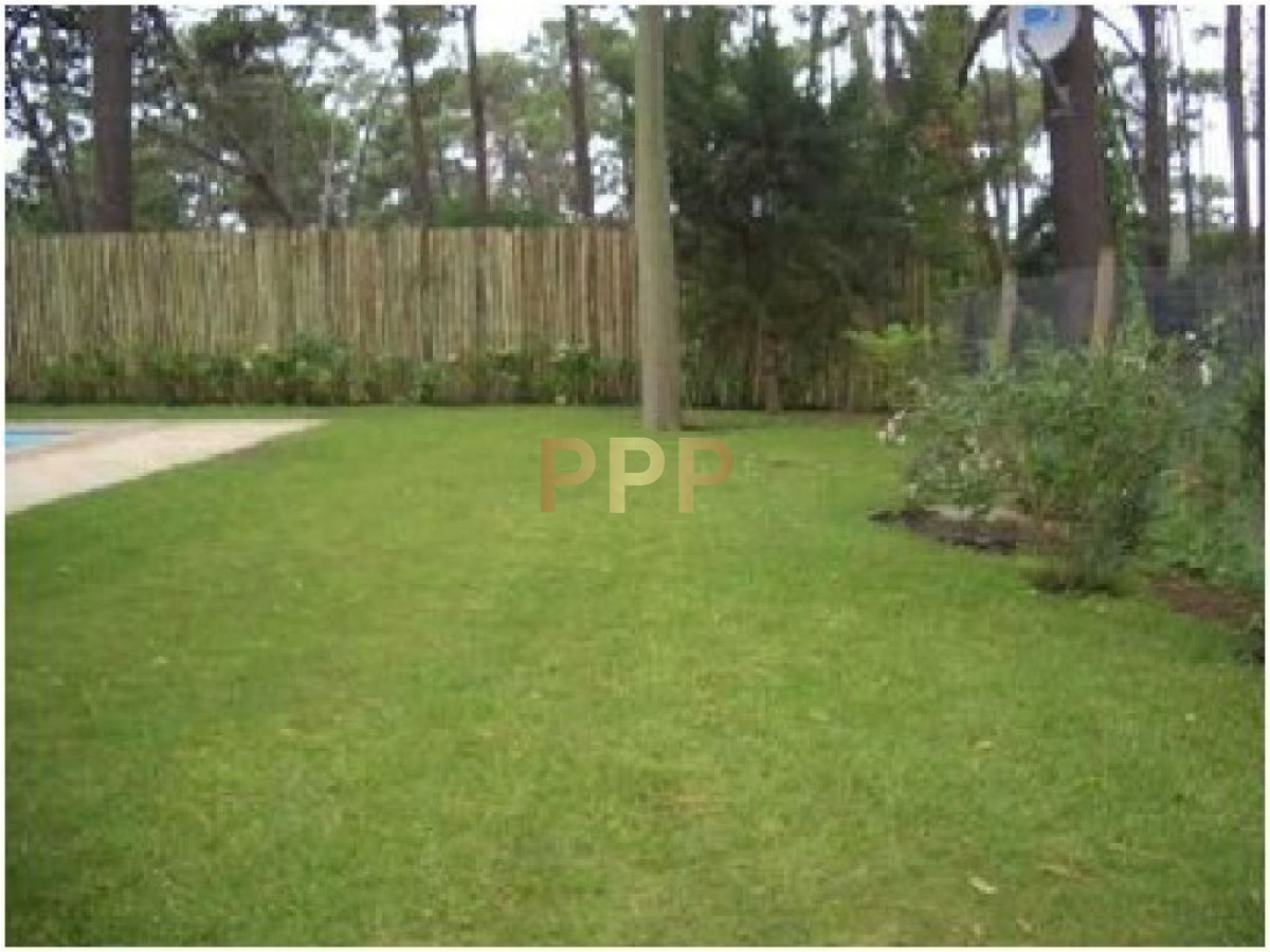 Casa ID.1573 - Casa en venta. Ambientes amplios, a metros del mar. Punta del Este.