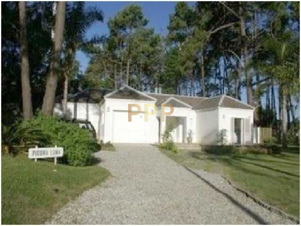Casa ID.1573 - Casa en venta. Ambientes amplios, a metros del mar. Punta del Este.
