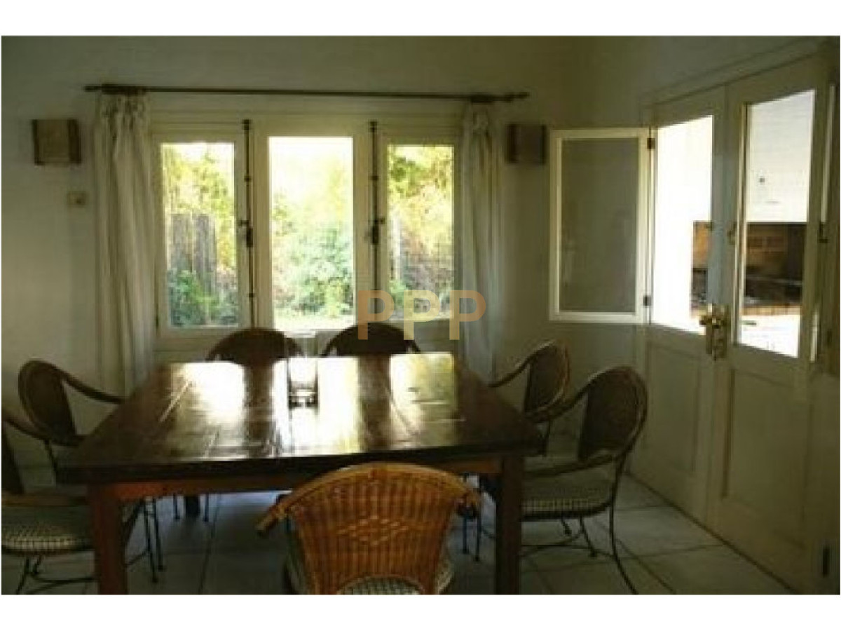 Casa ID.1573 - Casa en venta. Ambientes amplios, a metros del mar. Punta del Este.