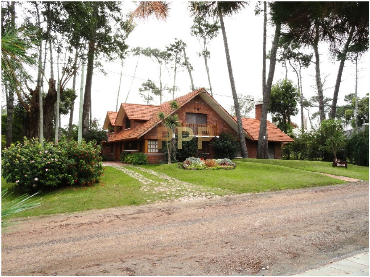 Casa ID.1911 - Casa en Alquiler y Venta en paradas de playa mansa, a pocos metros del mar.