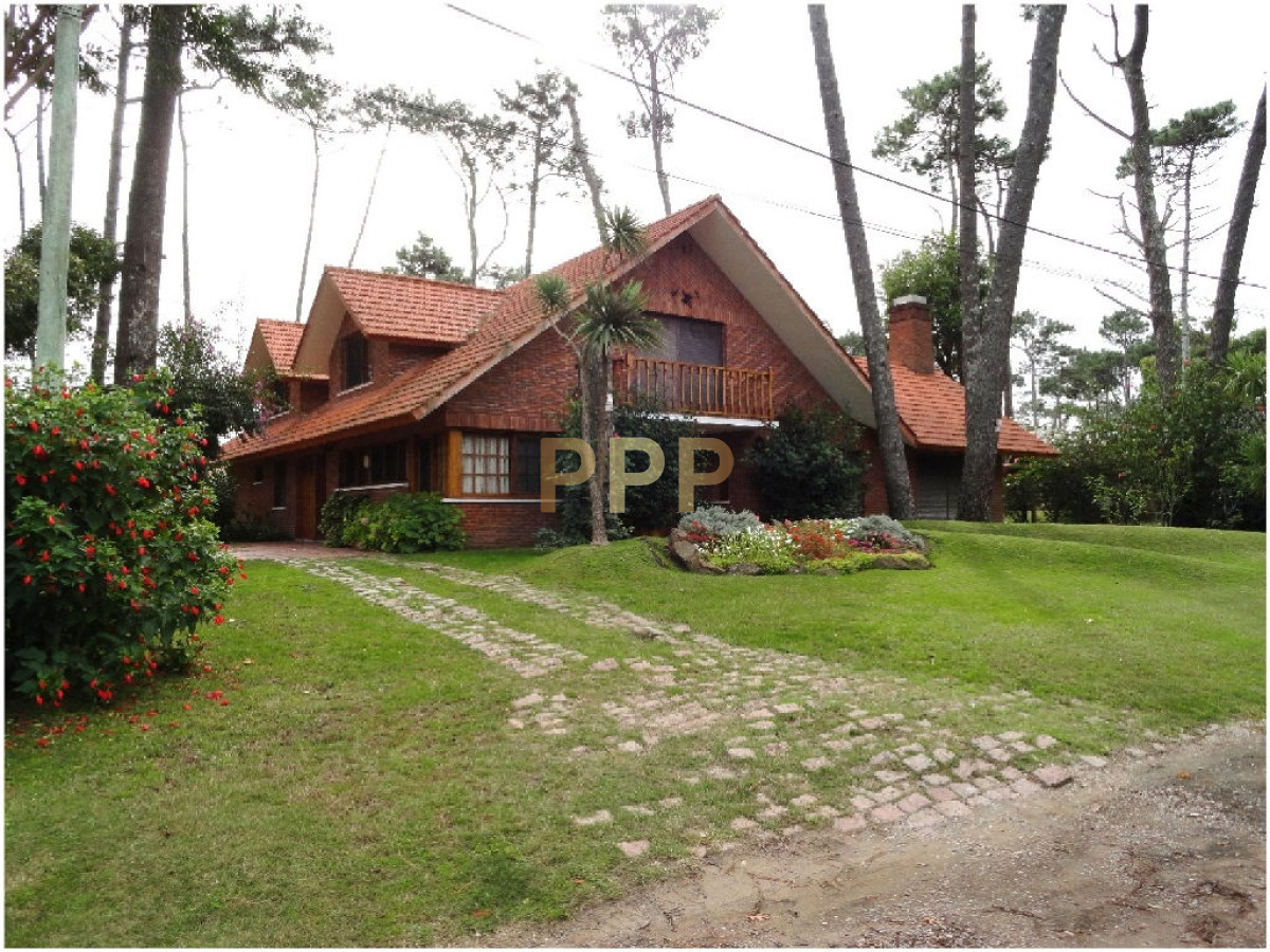 Casa ID.1911 - Casa en Alquiler y Venta en paradas de playa mansa, a pocos metros del mar.