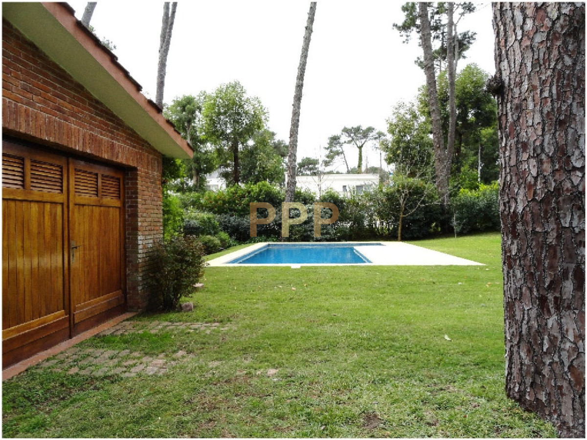 Casa ID.1911 - Casa en Alquiler y Venta en paradas de playa mansa, a pocos metros del mar.