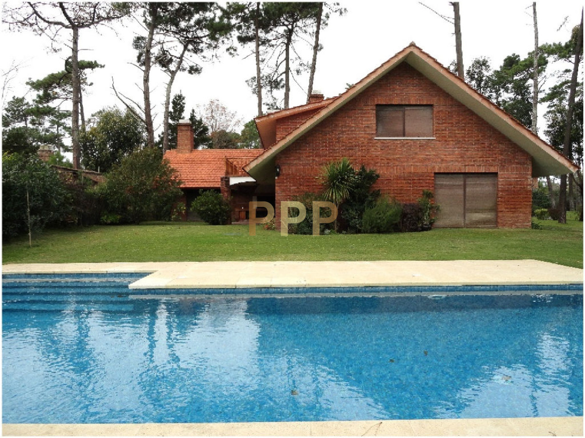 Casa ID.1911 - Casa en Alquiler y Venta en paradas de playa mansa, a pocos metros del mar.