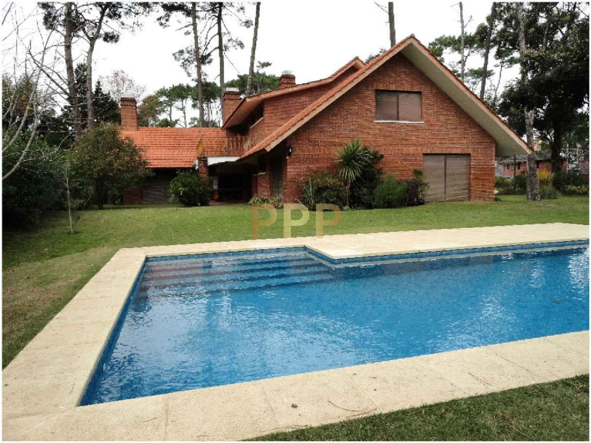 Casa ID.1911 - Casa en Alquiler y Venta en paradas de playa mansa, a pocos metros del mar.
