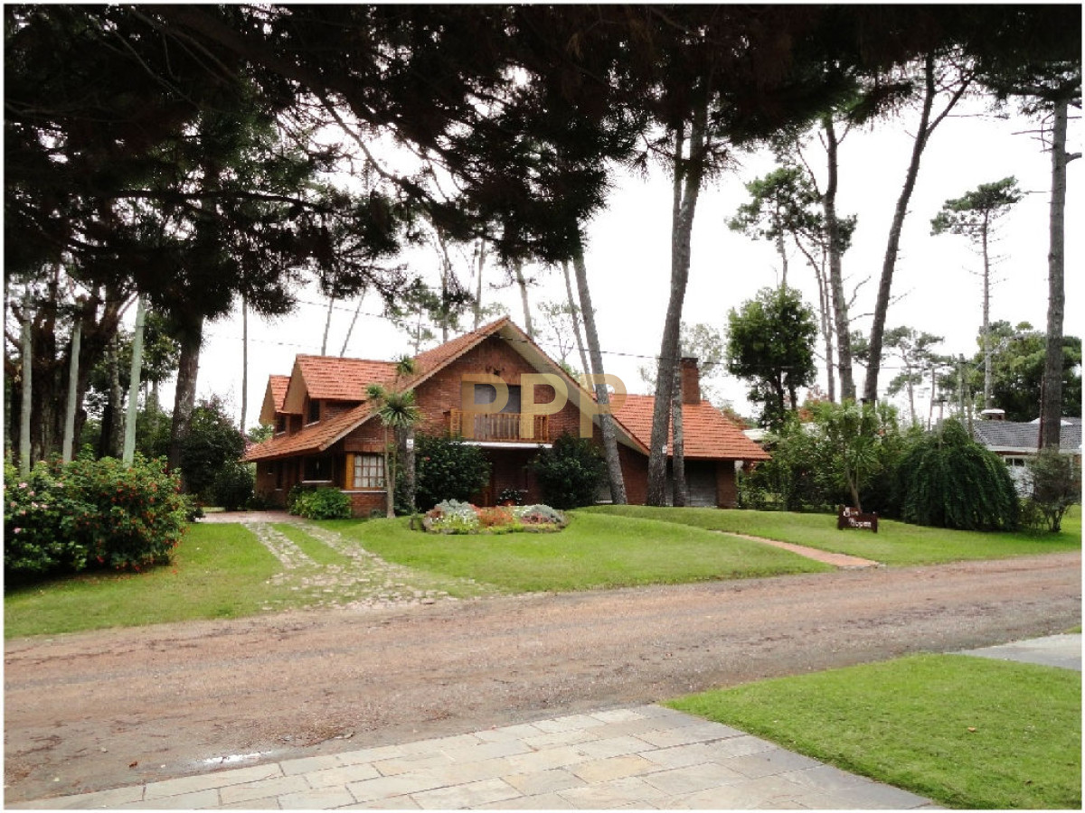 Casa ID.1911 - Casa en Alquiler y Venta en paradas de playa mansa, a pocos metros del mar.