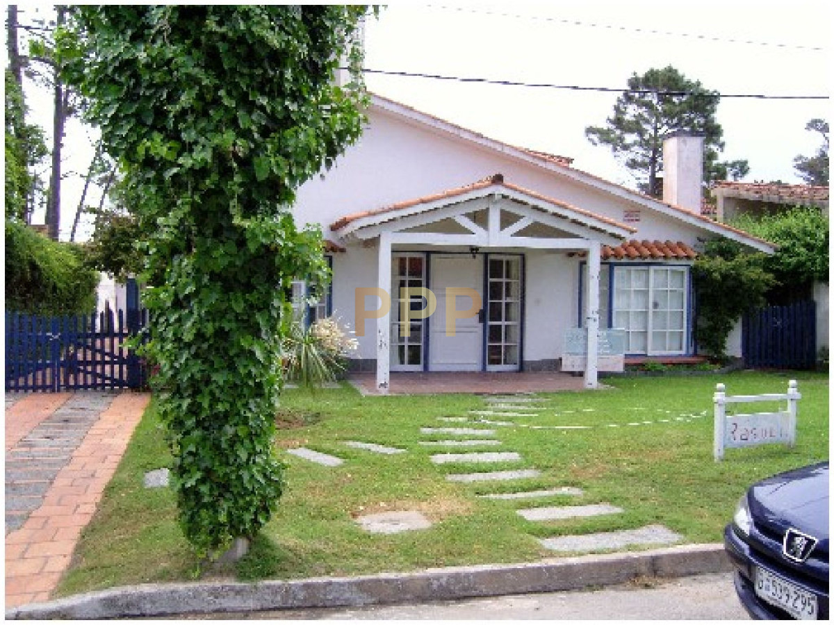 Casa ID.1591 - Casa en venta, a dos cuadras del mar, Playa mansa - Punta del Este.