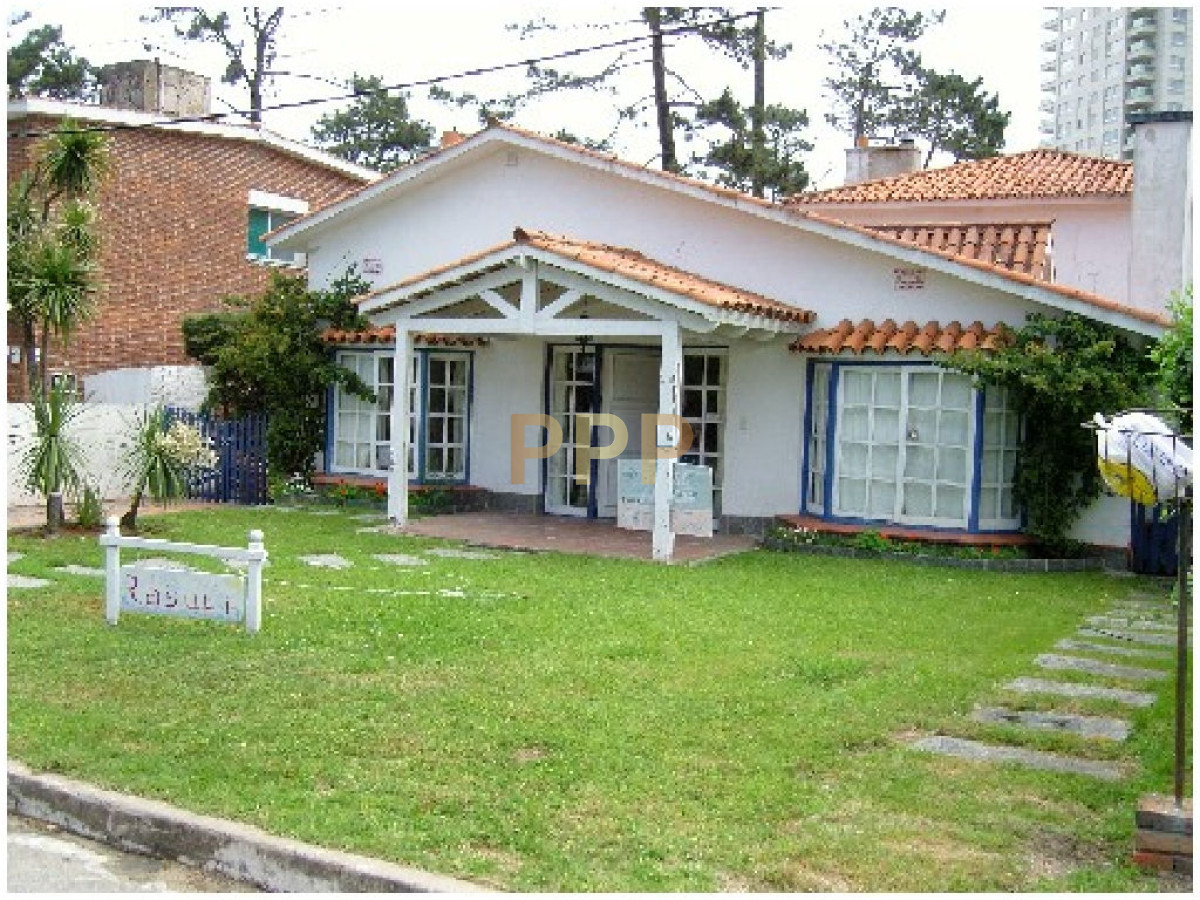 Casa ID.1591 - Casa en venta, a dos cuadras del mar, Playa mansa - Punta del Este.