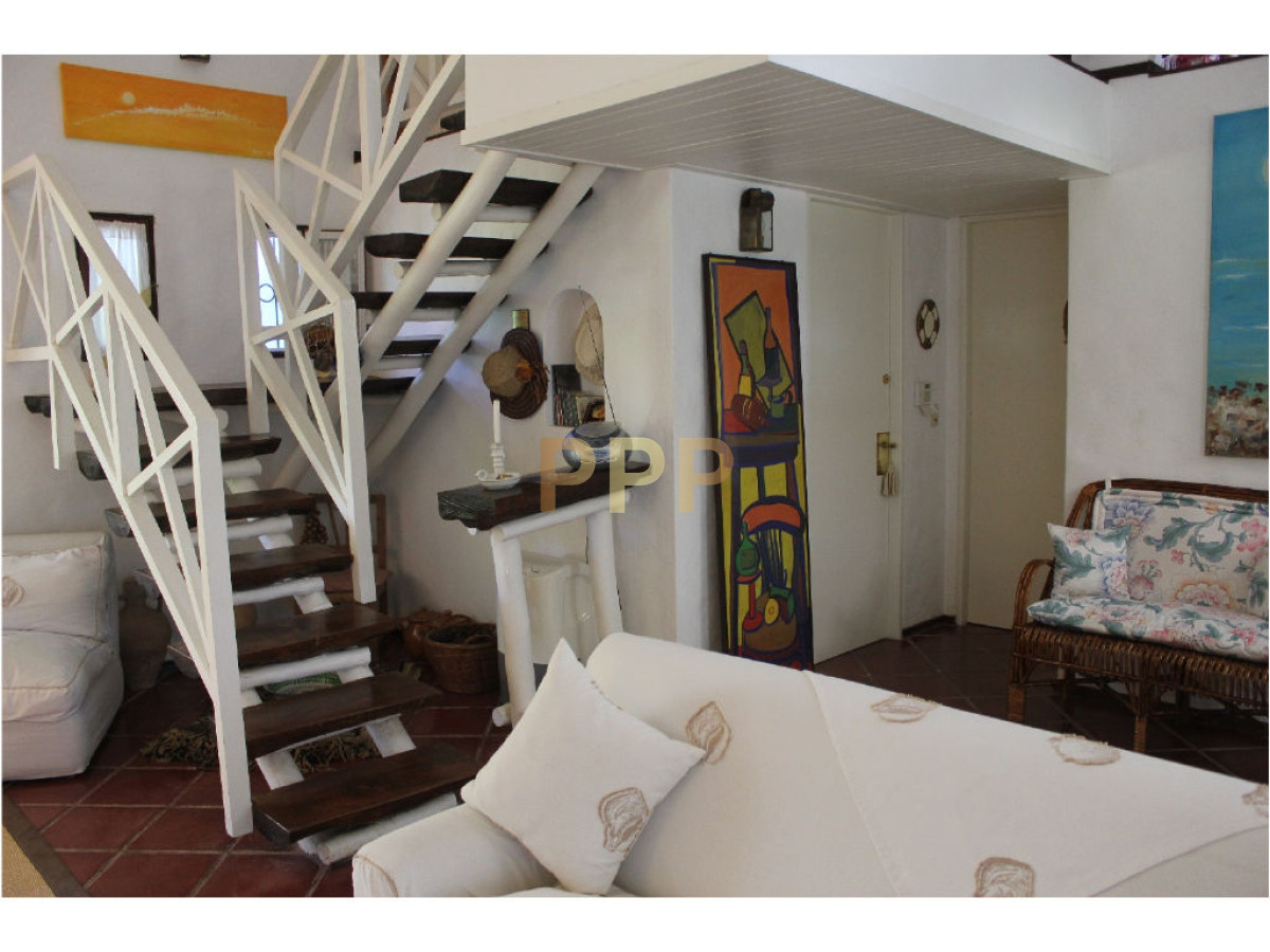 Casa ID.1602 - En venta y alquiler...  Casa en excelente zona, distribuida en dos plantas. 