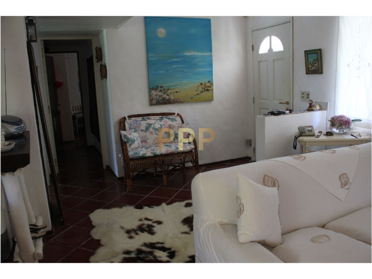 Casa ID.1602 - En venta y alquiler...  Casa en excelente zona, distribuida en dos plantas. 