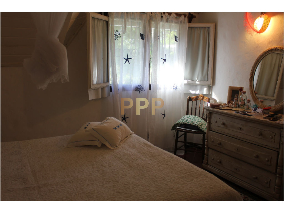 Casa ID.1602 - En venta y alquiler...  Casa en excelente zona, distribuida en dos plantas. 