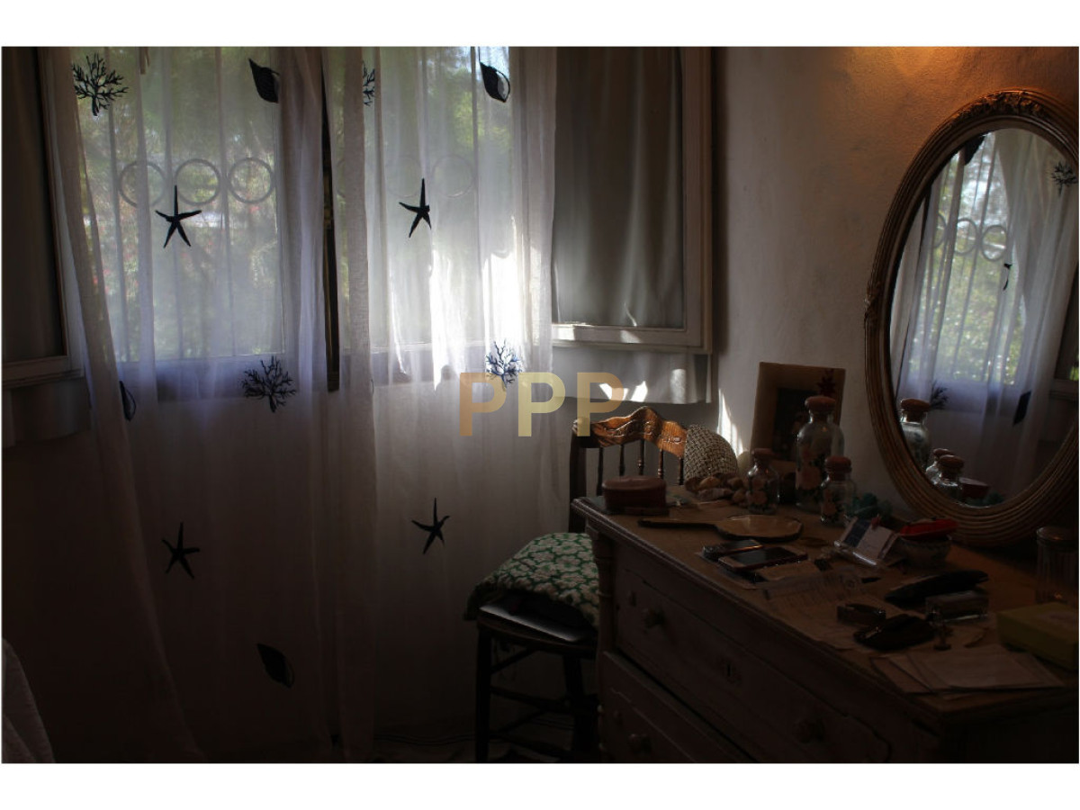 Casa ID.1602 - En venta y alquiler...  Casa en excelente zona, distribuida en dos plantas. 