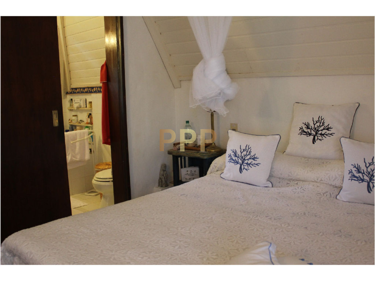 Casa ID.1602 - En venta y alquiler...  Casa en excelente zona, distribuida en dos plantas. 