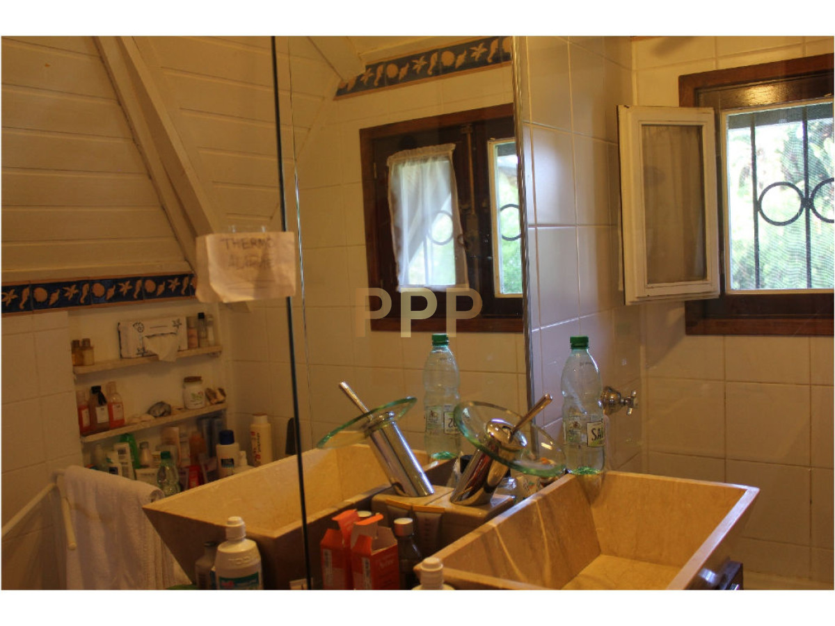 Casa ID.1602 - En venta y alquiler...  Casa en excelente zona, distribuida en dos plantas. 