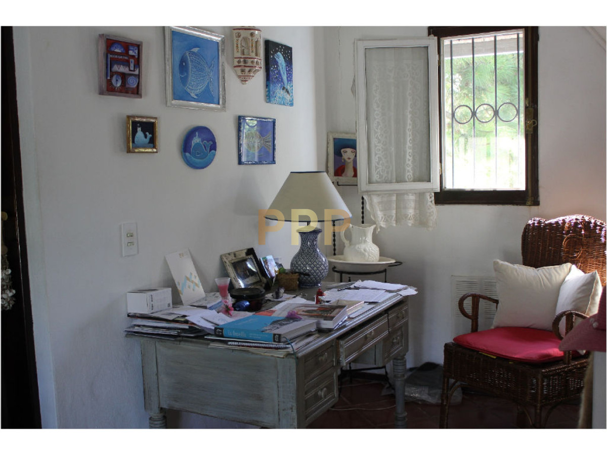 Casa ID.1602 - En venta y alquiler...  Casa en excelente zona, distribuida en dos plantas. 
