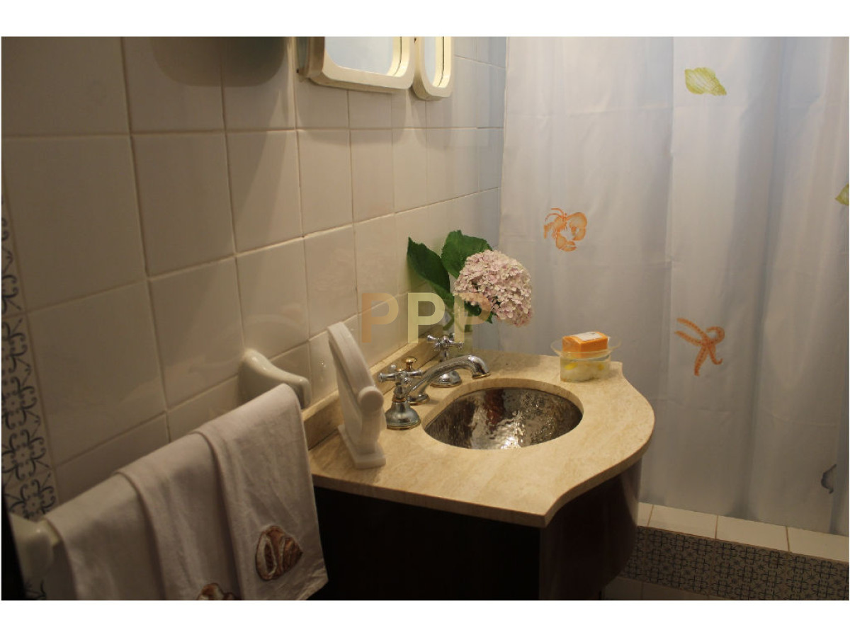 Casa ID.1602 - En venta y alquiler...  Casa en excelente zona, distribuida en dos plantas. 