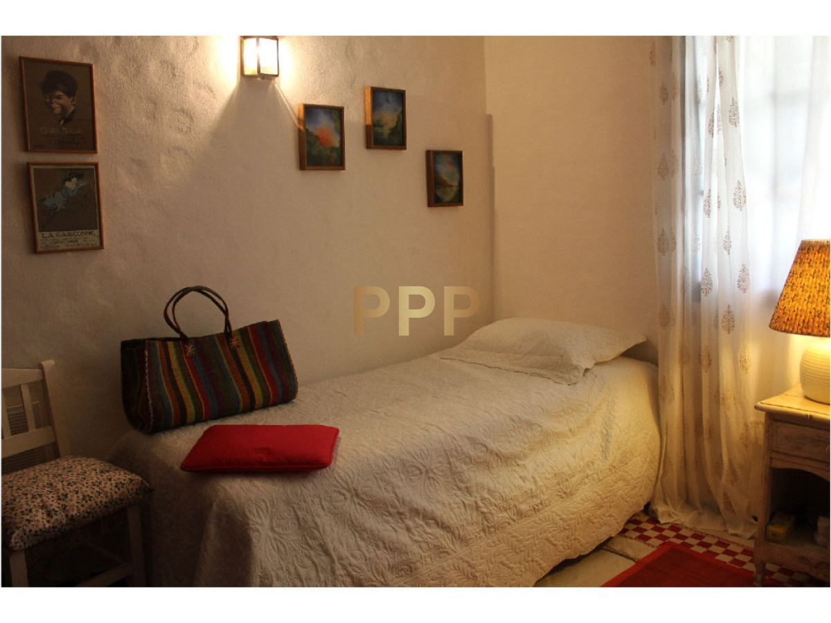 Casa ID.1602 - En venta y alquiler...  Casa en excelente zona, distribuida en dos plantas. 