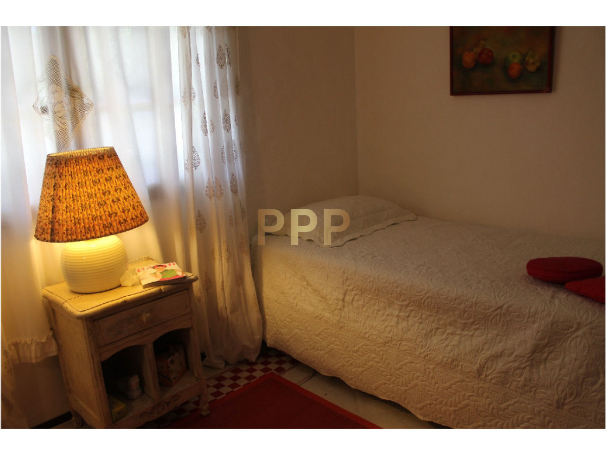 Casa ID.1602 - En venta y alquiler...  Casa en excelente zona, distribuida en dos plantas. 