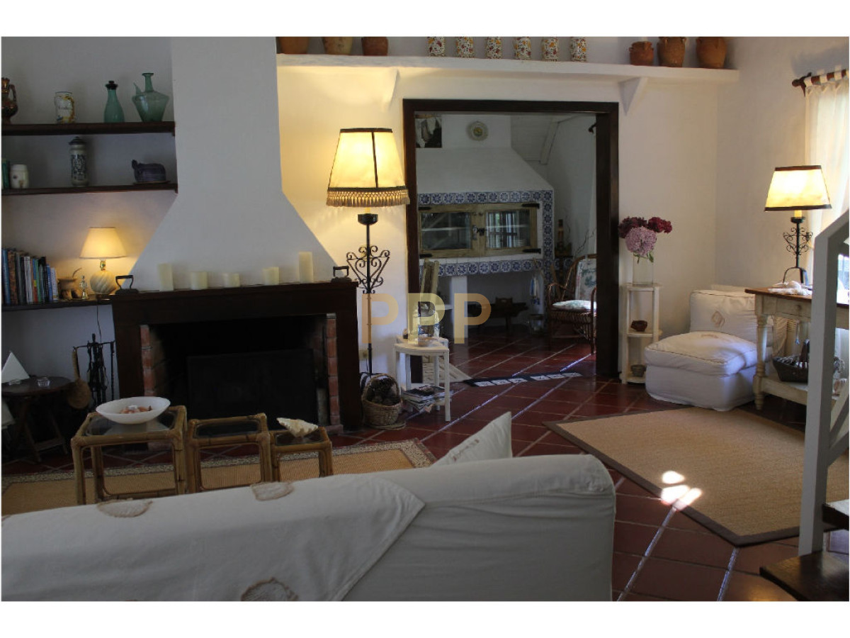 Casa ID.1602 - En venta y alquiler...  Casa en excelente zona, distribuida en dos plantas. 