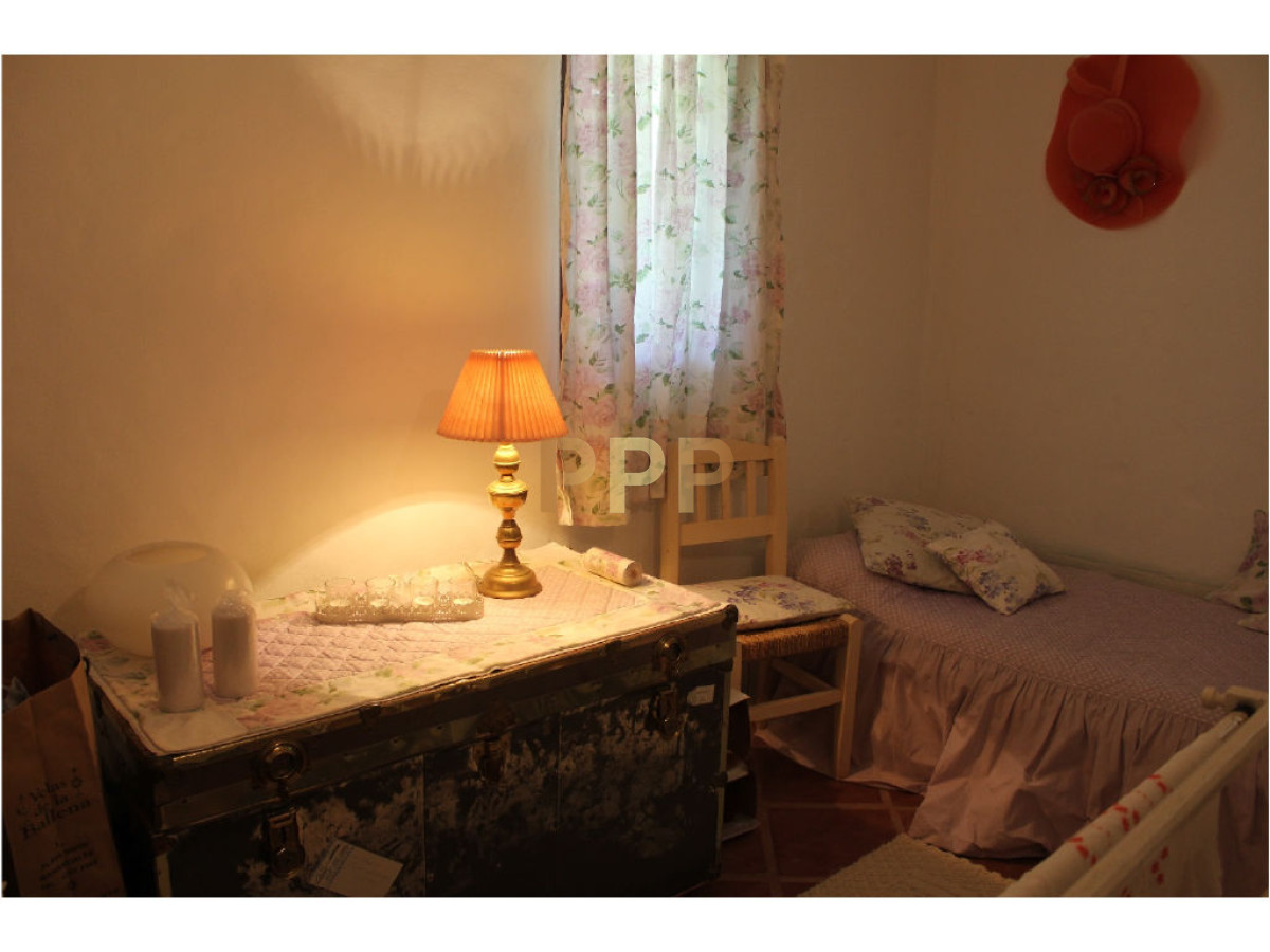 Casa ID.1602 - En venta y alquiler...  Casa en excelente zona, distribuida en dos plantas. 
