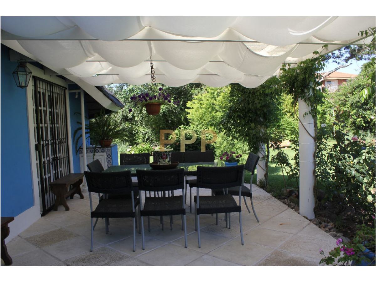 Casa ID.1602 - En venta y alquiler...  Casa en excelente zona, distribuida en dos plantas. 