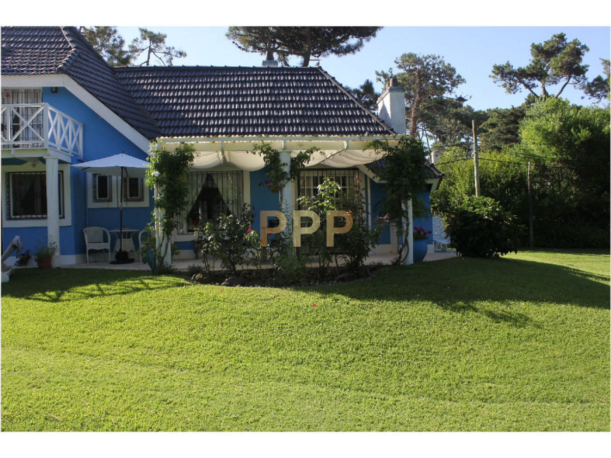 Casa ID.1602 - En venta y alquiler...  Casa en excelente zona, distribuida en dos plantas. 
