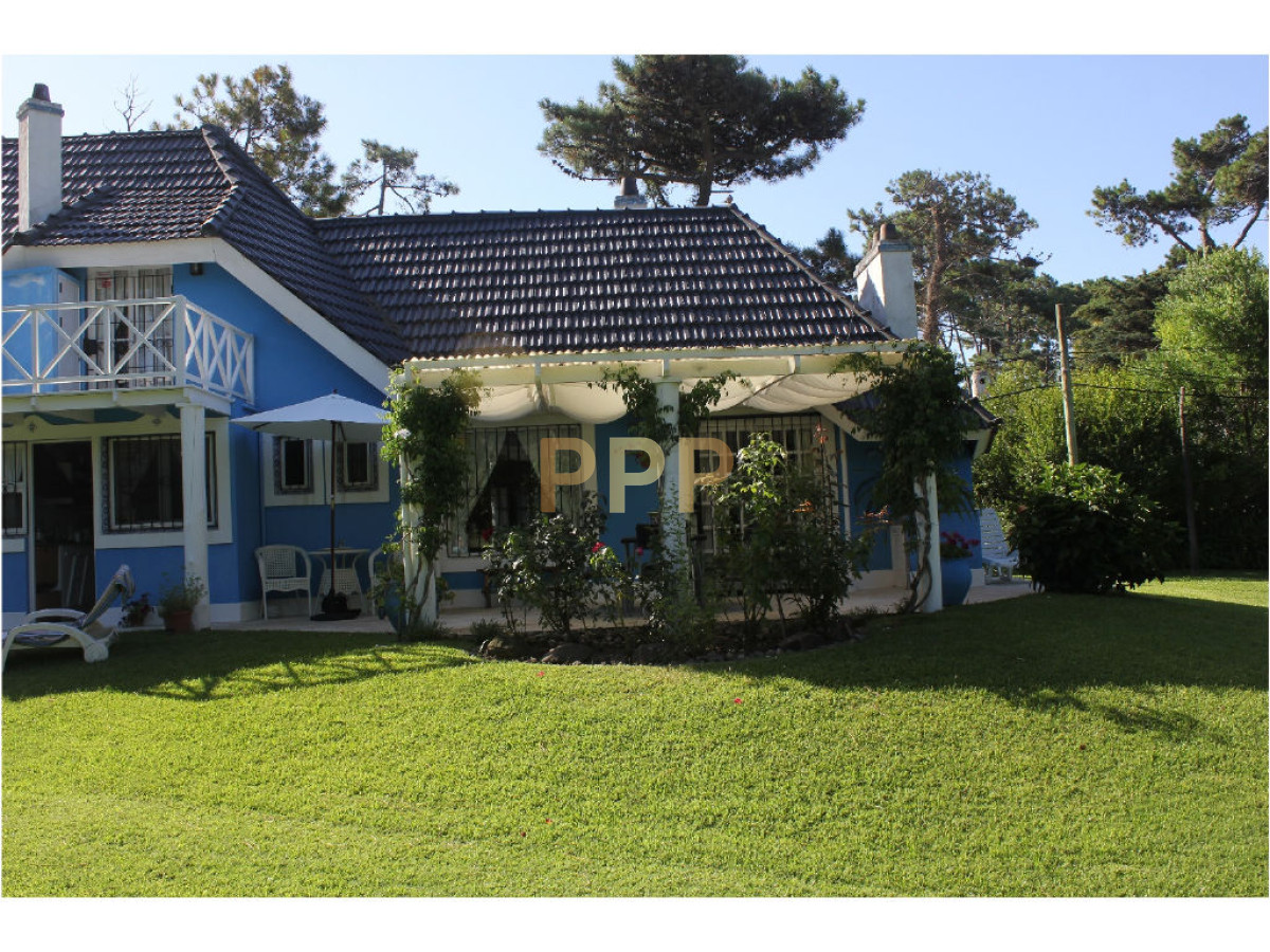 Casa ID.1602 - En venta y alquiler...  Casa en excelente zona, distribuida en dos plantas. 