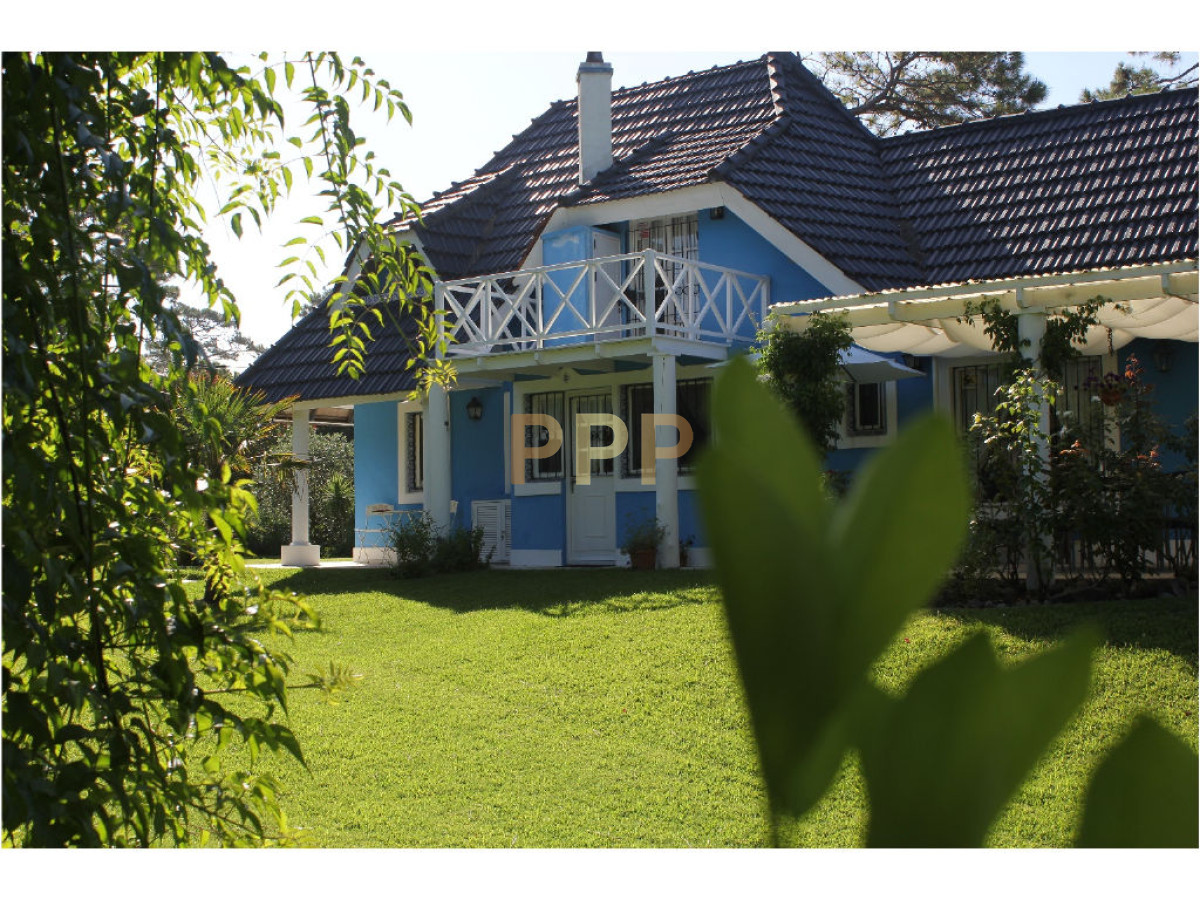 Casa ID.1602 - En venta y alquiler...  Casa en excelente zona, distribuida en dos plantas. 