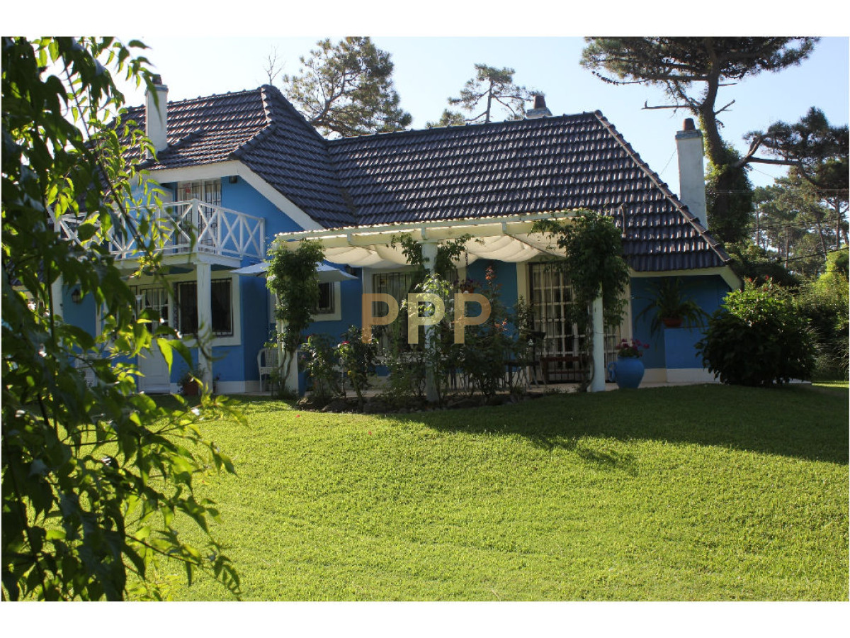 Casa ID.1602 - En venta y alquiler...  Casa en excelente zona, distribuida en dos plantas. 