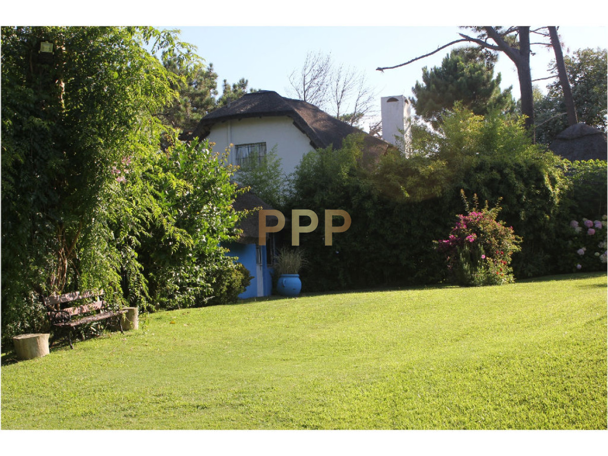 Casa ID.1602 - En venta y alquiler...  Casa en excelente zona, distribuida en dos plantas. 