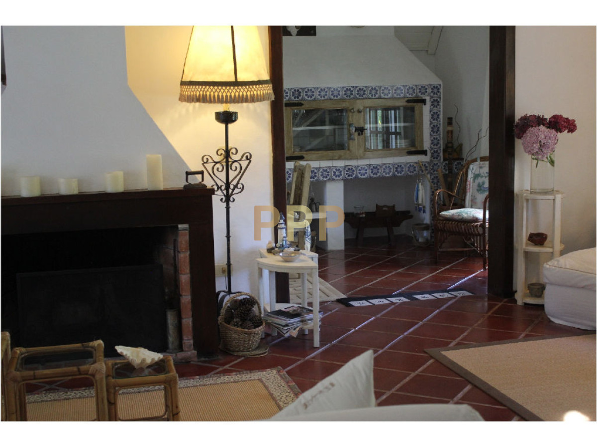 Casa ID.1602 - En venta y alquiler...  Casa en excelente zona, distribuida en dos plantas. 