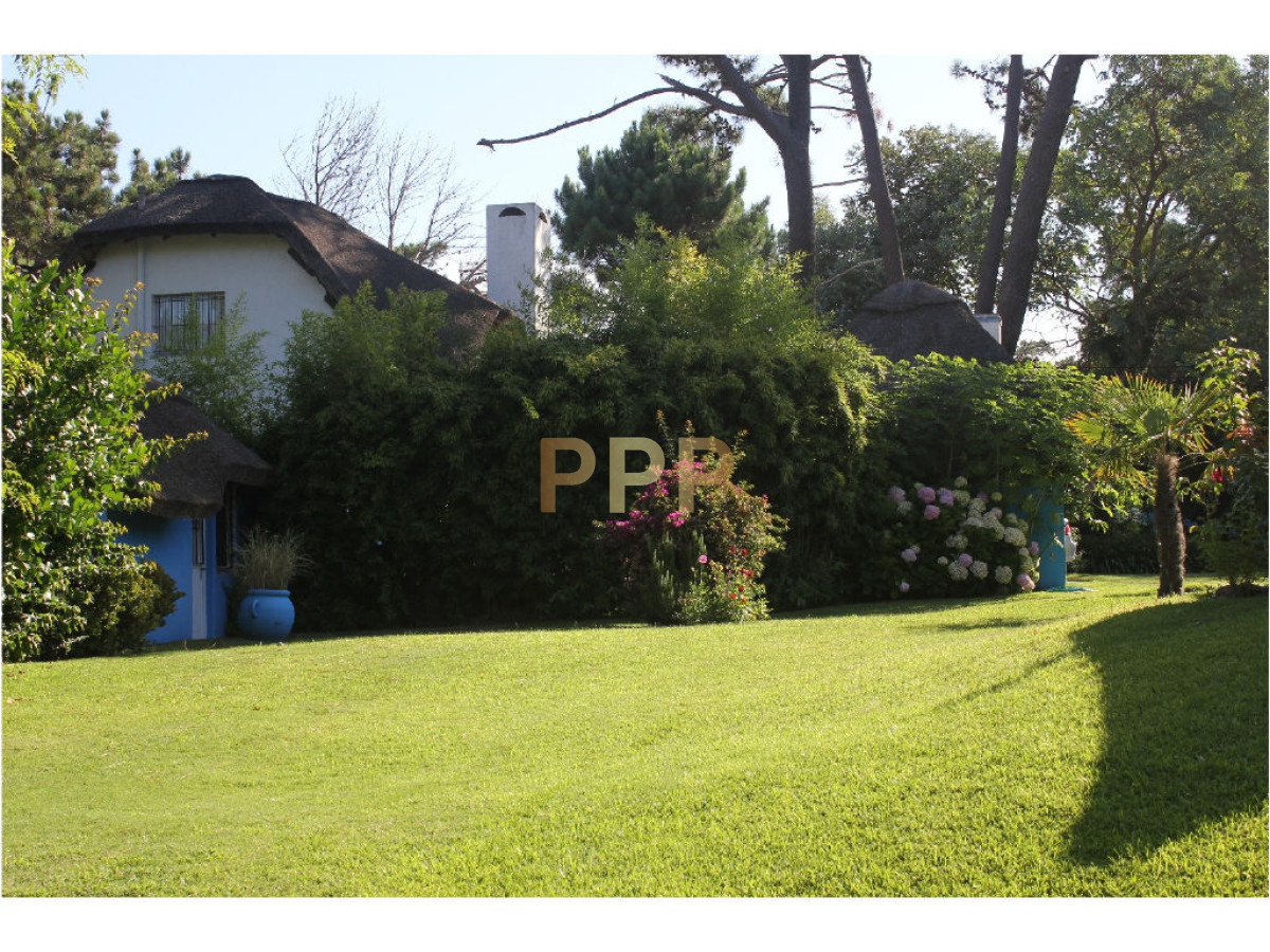 Casa ID.1602 - En venta y alquiler...  Casa en excelente zona, distribuida en dos plantas. 