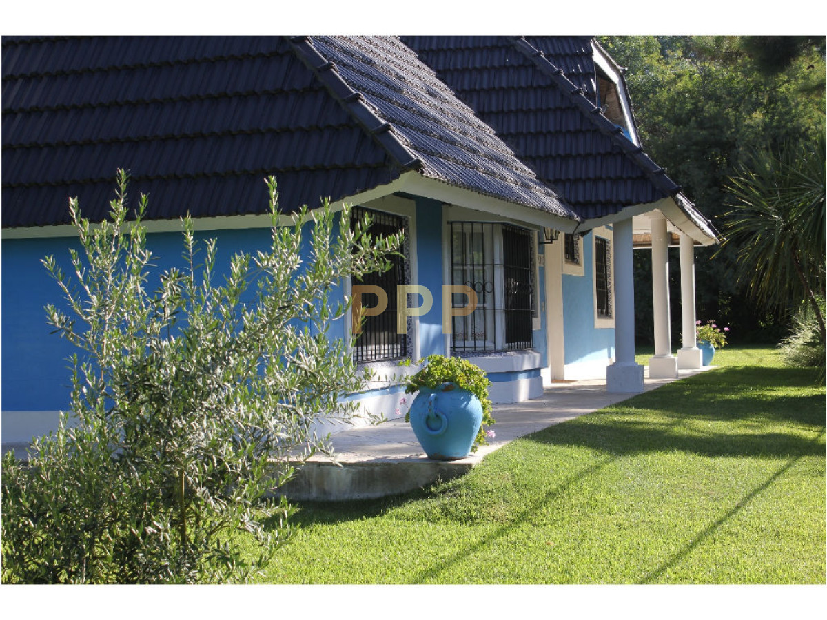 Casa ID.1602 - En venta y alquiler...  Casa en excelente zona, distribuida en dos plantas. 