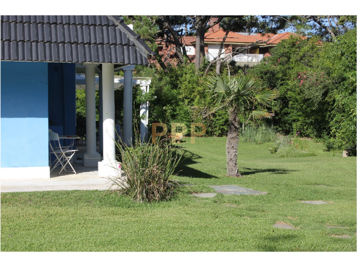 Casa ID.1602 - En venta y alquiler...  Casa en excelente zona, distribuida en dos plantas. 