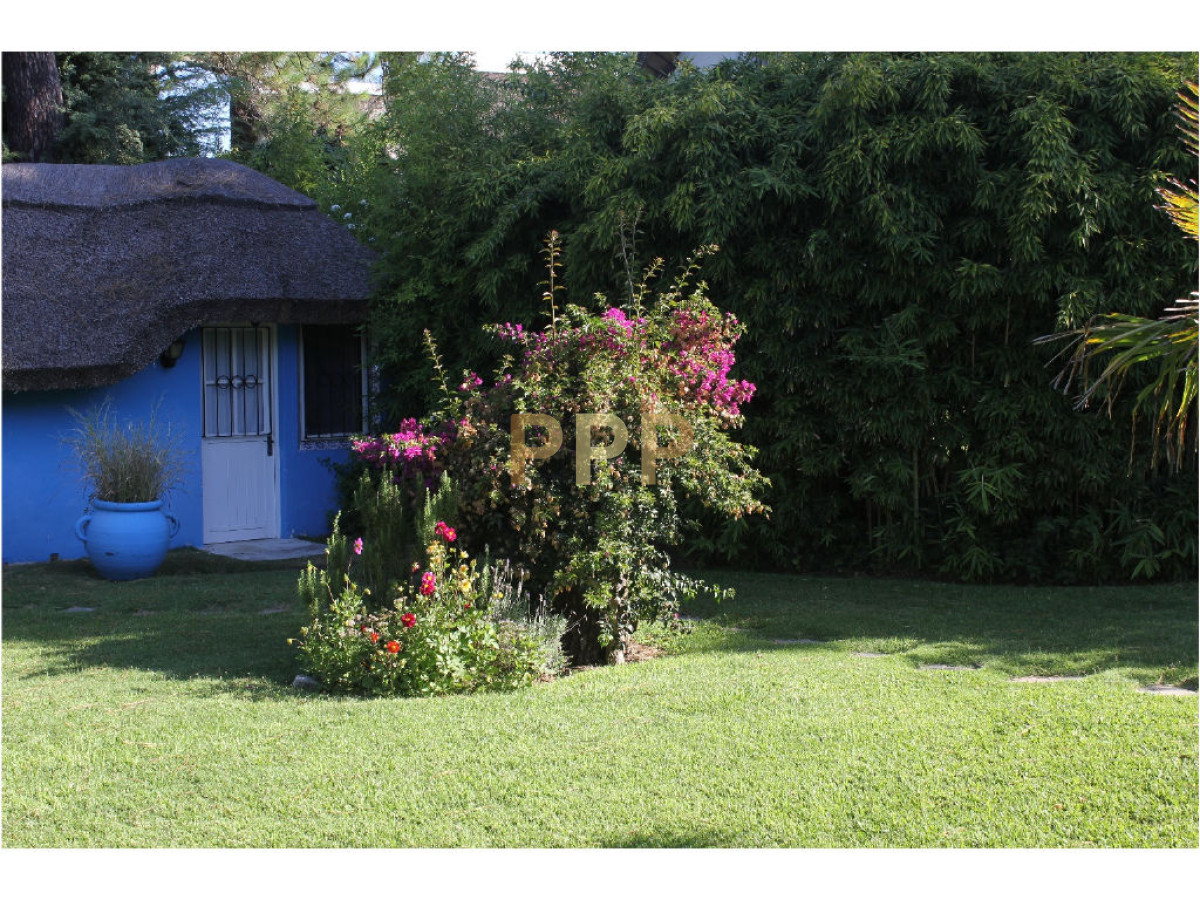 Casa ID.1602 - En venta y alquiler...  Casa en excelente zona, distribuida en dos plantas. 