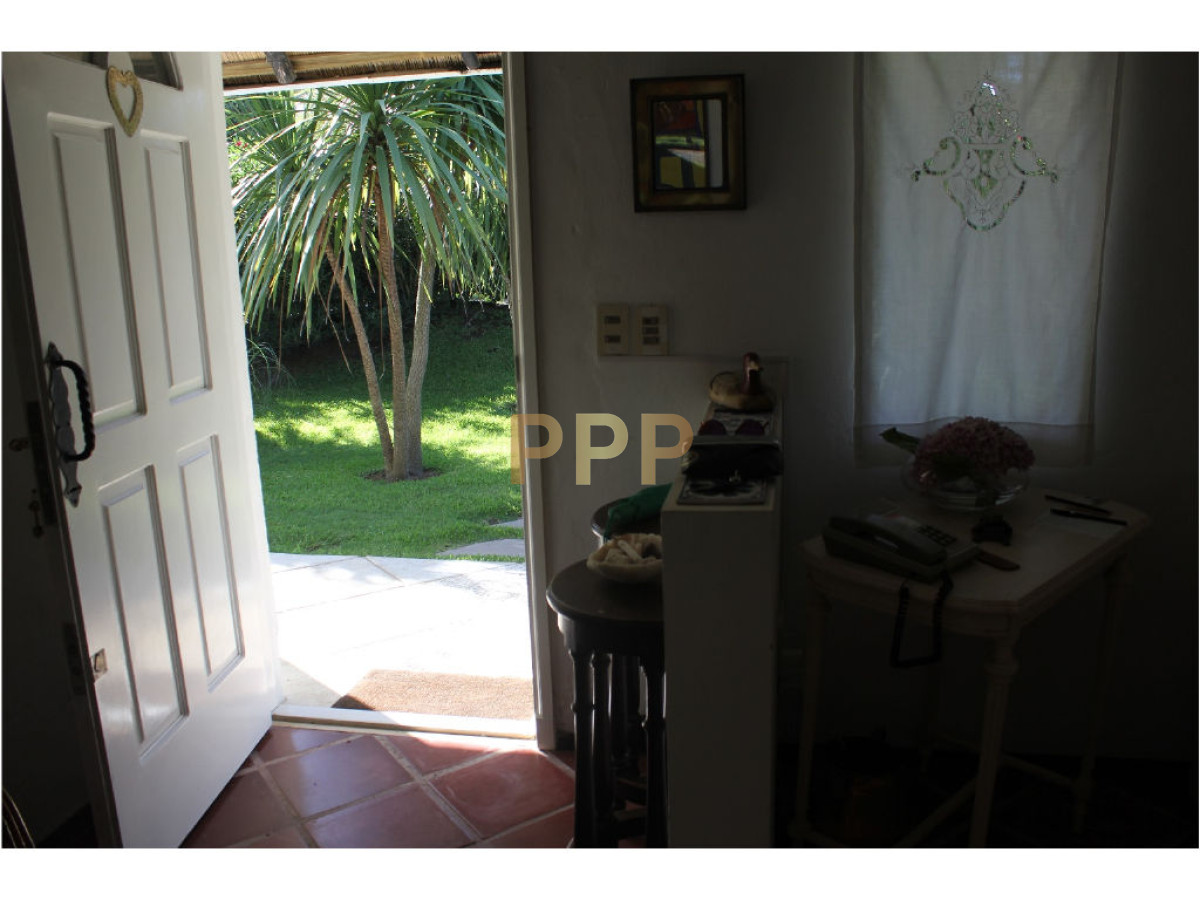 Casa ID.1602 - En venta y alquiler...  Casa en excelente zona, distribuida en dos plantas. 