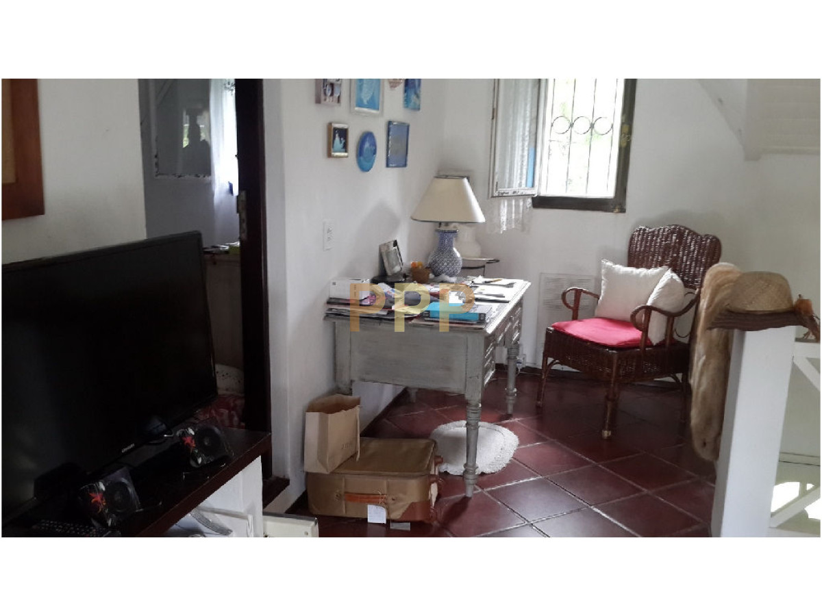 Casa ID.1602 - En venta y alquiler...  Casa en excelente zona, distribuida en dos plantas. 