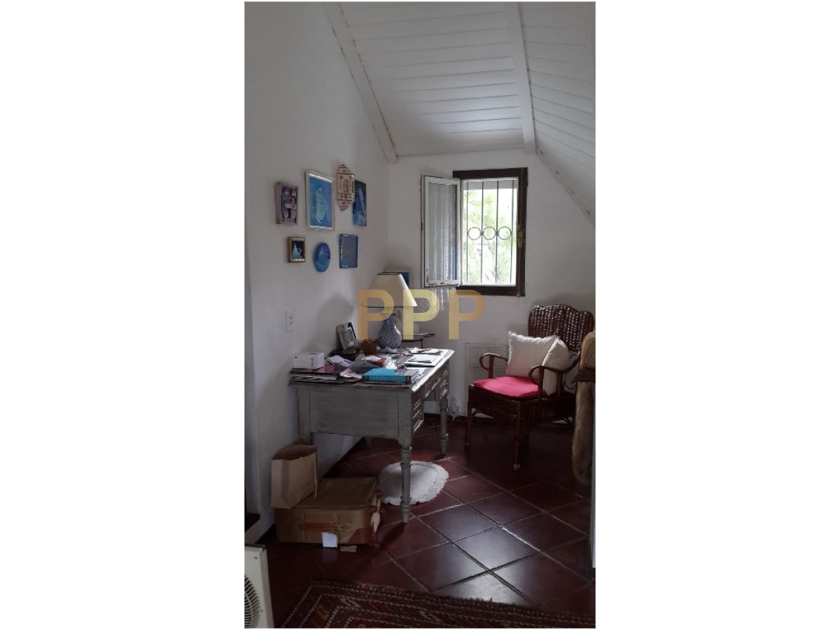 Casa ID.1602 - En venta y alquiler...  Casa en excelente zona, distribuida en dos plantas. 