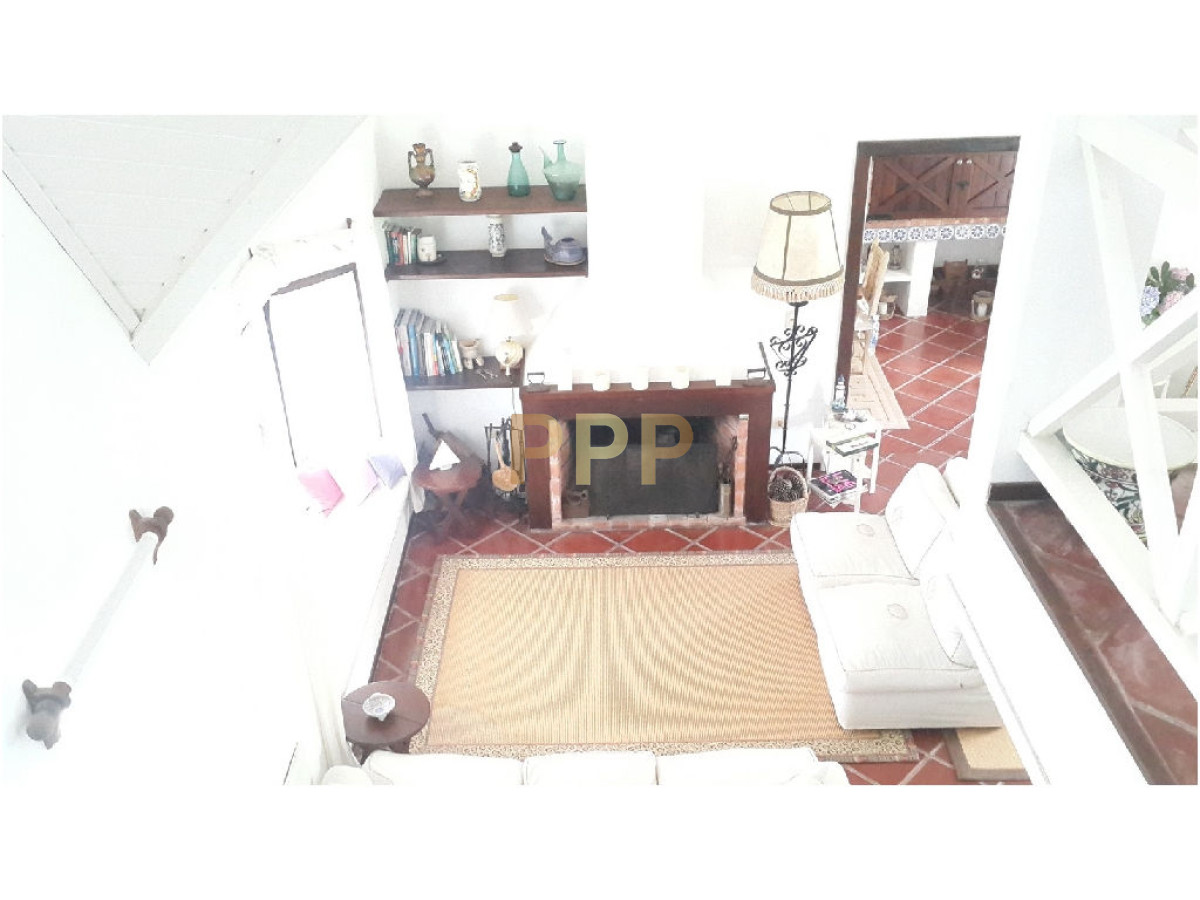 Casa ID.1602 - En venta y alquiler...  Casa en excelente zona, distribuida en dos plantas. 