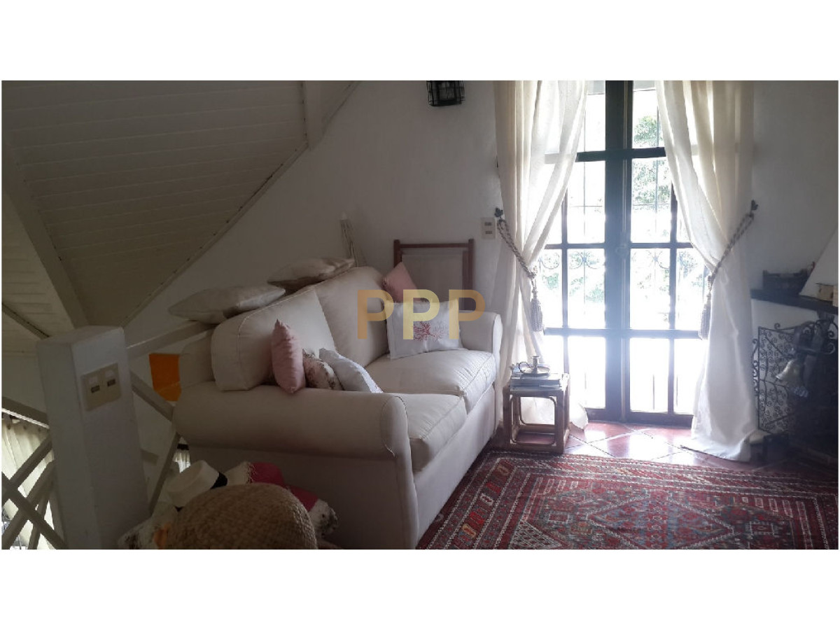 Casa ID.1602 - En venta y alquiler...  Casa en excelente zona, distribuida en dos plantas. 