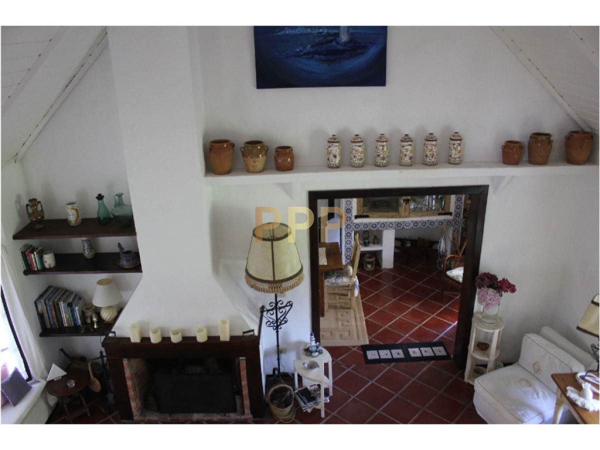 Casa ID.1602 - En venta y alquiler...  Casa en excelente zona, distribuida en dos plantas. 