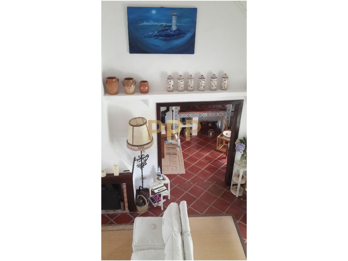 Casa ID.1602 - En venta y alquiler...  Casa en excelente zona, distribuida en dos plantas. 