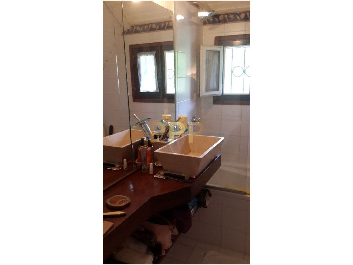 Casa ID.1602 - En venta y alquiler...  Casa en excelente zona, distribuida en dos plantas. 